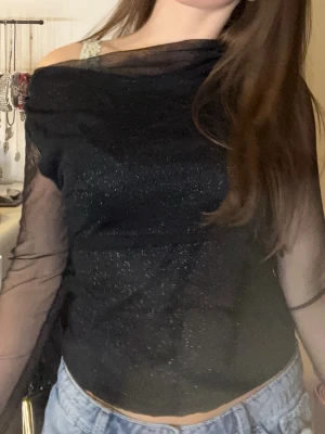 Svart mesh topp med glitterdetaljer - Jättefin glitter topp💕