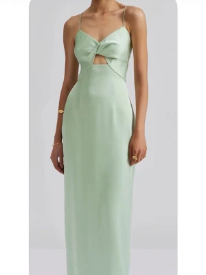 Klänning By Malina - En jättefin långklänning från i satin från By Malina. Den är endast provad då jag köpte en ny balklänning så denna fick tyvärr aldrig användning. Banden är uppsydda då de var alldeles för långa på mig. Jätte fin men kommer nog inte hitta ett tillfälle att använda den 🩷🩷Nypris 3500kr