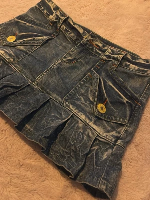 Jeans kjol med volang  - Jeanskjol med coola detaljer 