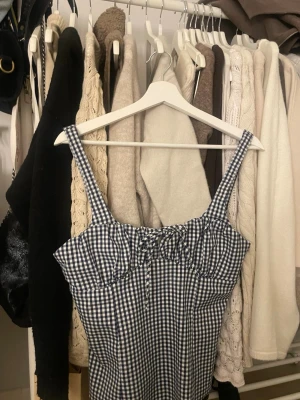 Rutig blåvit topp med snöre - Gullig rutig topp perfekt till sommaren.