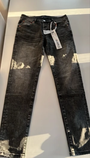 Svarta jeans från Purple Brand helt oanvända.Skicka om ni har några frågor om pris eller annat 👍 - Snygga svarta jeans från Purple Brand. Helt oanvända och passar perfekt nu inför sommaren på kvällarna