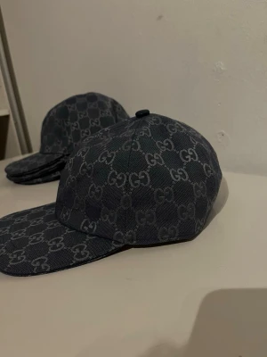 Gucci keps i mörkblå - Mörkblå Gucci keps, helt ny. Clean modell som passar lätt till allt. Skriv DM vid intresse. Finns 5 stycken inne just nu!