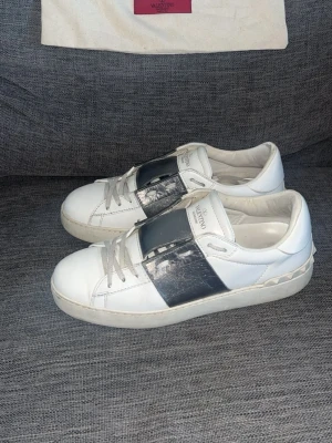 Valentino - Snygga Valentino Garavani Open sneakers I storlek 38,5. Skor och DUSTBAG medföljer de är I toppen skick! Hör av dig vid funderingar😊