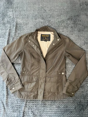Woolrich windbraker  - En rikigt skön woolrich windbraker! Perfekt till att ha när det är varmt men mycket blossat och vindar ute💨Man kan ta av och sätta på luvan👕 Inga defekter eller hål✅ Storlek M (liten i storlek) Hör av er om ni är intresserade eller har några frågor eller funderingar☺️