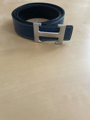 Blått bälte med H logga - Längd 115cm