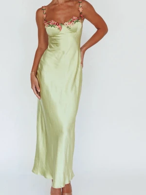 Ljusgul långklänning med blommiga band - Har lånat bilden, klänningen är GUL!! Superfin gul satinklänning med blommor. Aldrig använt 💛