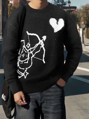 Svart stickad tröja med cupidmönster - Cool svart stickad tröja med vit illustration av en cupido som skjuter pil mot ett hjärta. Tröjan har rund hals och ribbade muddar vid ärmslut och nederkant. Perfekt för dig som gillar unika och grafiska motiv. Materialet är mjukt och bekvämt.