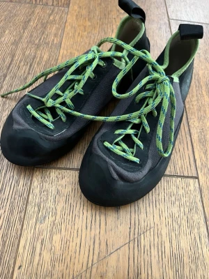 Svarta klätterskor - Säljer Quechua Rock Simond klätterskor i storlek 37. Använda lite men fortfarande i väldigt bra kondition.  Säljer för att de är för små för mig.