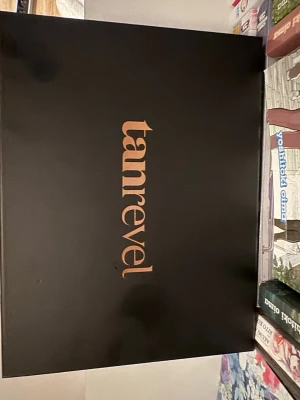 Tanrevel brun utan sol kit - Snyggt brun utan sol-kit från Tanrevel i svart förpackning. Den är helt ny och oöppnad!! (Gamla modellen). 