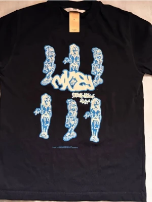 Svart t shirt från eytys  - Cool svart t-shirt från Eytys med unikt blått grafiskt tryck och text på framsidan. T-shirten har klassisk passform och korta ärmar. Perfekt för dig som gillar streetwear och vill sticka ut med en kreativ design.