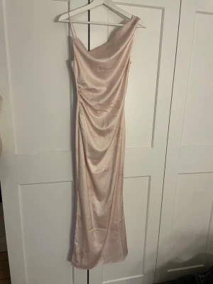 balklänning  - rosa balklänning från adoore i storlek 32