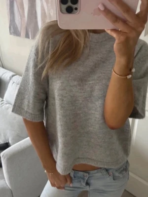 Stickad träka - Stickad tröja från Gina Tricot som inte används! Som ny 😇🥰