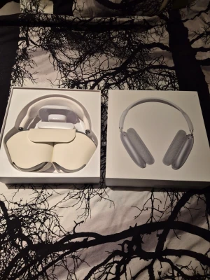 Apple AirPods Max silver hörlurar - Säljer ett par Apple AirPods Max i silver. Over-ear design med mjuka öronkuddar och justerbart huvudband i mesh. Tillverkade i aluminium och rostfritt stål med en stilren, modern look. Kommer med originalförpackning och smart case.