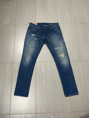 Dondup Jeans  - Säljer nu dessa Dondup Jeans med snygga slitningar i populär design, skriv för fler bilder/frågor🙌🏼