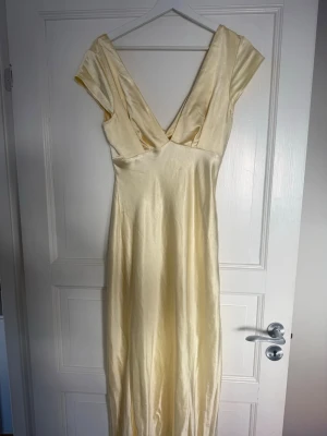 Ljusgul balklänning  - Säljer en superfin ljusgul balklänning i satin från Hello Molly.💛