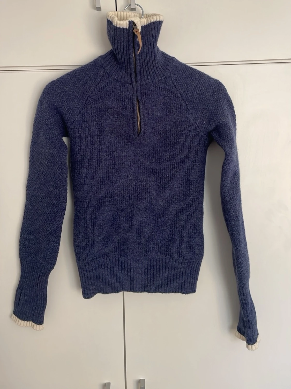 Blå stickad tröja med dragkedja - 1