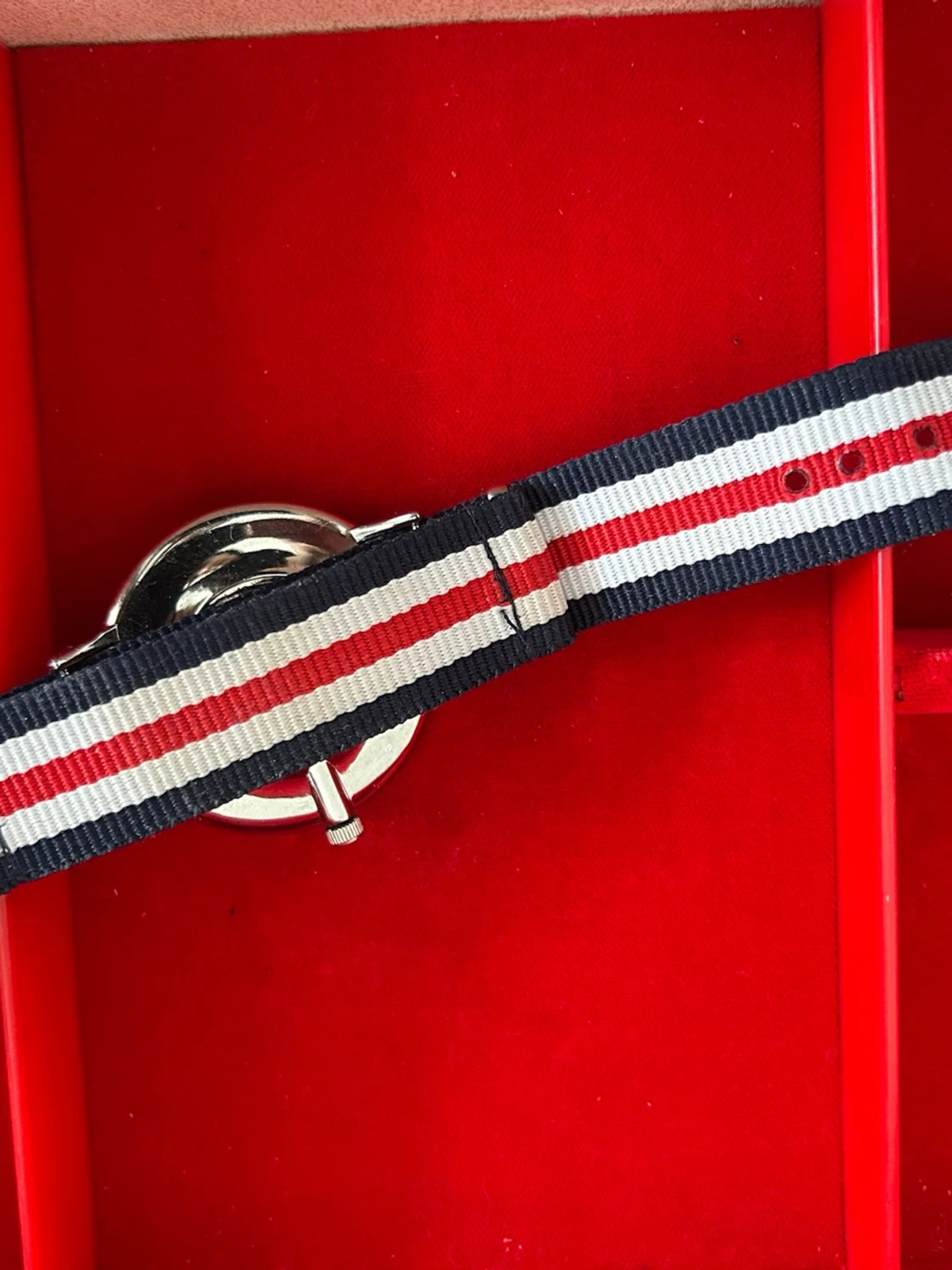 Regal klocka med randigt tygarmband - 2