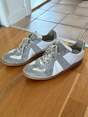 Gats - Ett par stilrena gats i storlek 43. Lite schystare sådär till våren😉Kvitto finns, box och og ingår