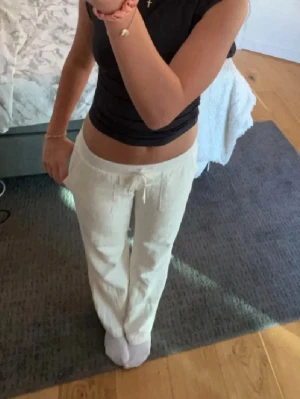 Vita mjukisbyxor med dragsko - Säljer ett par fina vita mjukisbyxor till sommarn och våren. Storlek XSS men passar också XS-S från Nelly lowwaist. Har tecken på användning längst ned (se bild) men märks inte så mycket vid användning 