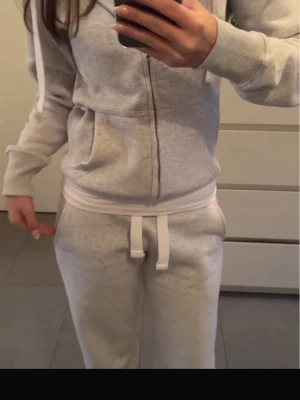  Hoodie från  russemerch  - Säljer en grå zip-hoodie i mjukt och skönt material. Klassisk modell med dragkedja, fickor och broderad logga på ärmen. Den är i fint skick överlag men har två små fläckar som bör gå bort i tvätten. Perfekt vardagsplagg eller mysset-hoodie.