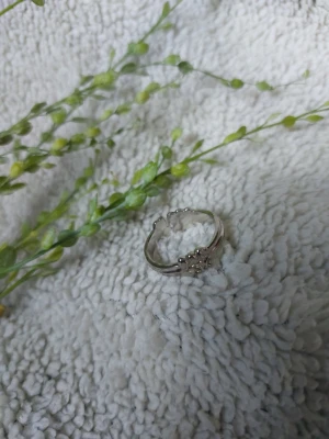 Skedring stl. 54 - SkedRing I storlek 54 ca. 17 mm I nysilver ( så rekommenderar ej till någon som är känslig för nickel ) Gjord av Dalkullans Teskedsringar 