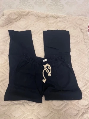 Roxy byxor  - Säljer dem populära roxy byxorna då dom blivit förstora! Storlek M men sitter som S. Då dem rekommenderar att gå up en storlek. Funkar också om man vanligtvis bär m. Köptes för 499kr