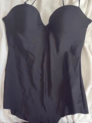 Svart body från H&M - Snygg svart body från H&M som är helt slutsåld. I storlek 75C🥰Bara testat💞