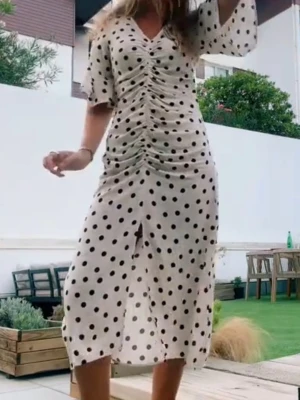 Prickig klänning - Så fin prickig klänning