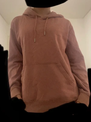 Rosa hoodie med huva och ficka - Mysig rosa hoodie med huva och dragsko. Klassisk känguruficka framtill och ribbade muddar vid ärmslut och nederkant. | Kom med prisförslag 🌸