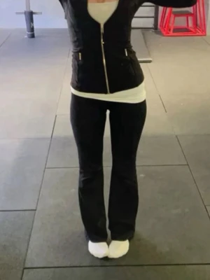 Svart lululemon zipup kofta med guld-detaljer - Snygg svart träningskofta med dragkedja och guldfärgade detaljer på fickor och dragkedja. En lite mer unik och elegant design. Den är storlek xxs alltså 4 och endast använd ett fåtal gånger.