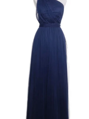 Marinblå balklänning oneshoulder - Snygg  marinblå långklänning/balklänning med oneshoulder-design och markerad midja från asos. Köpt på sellpy för 600☺️