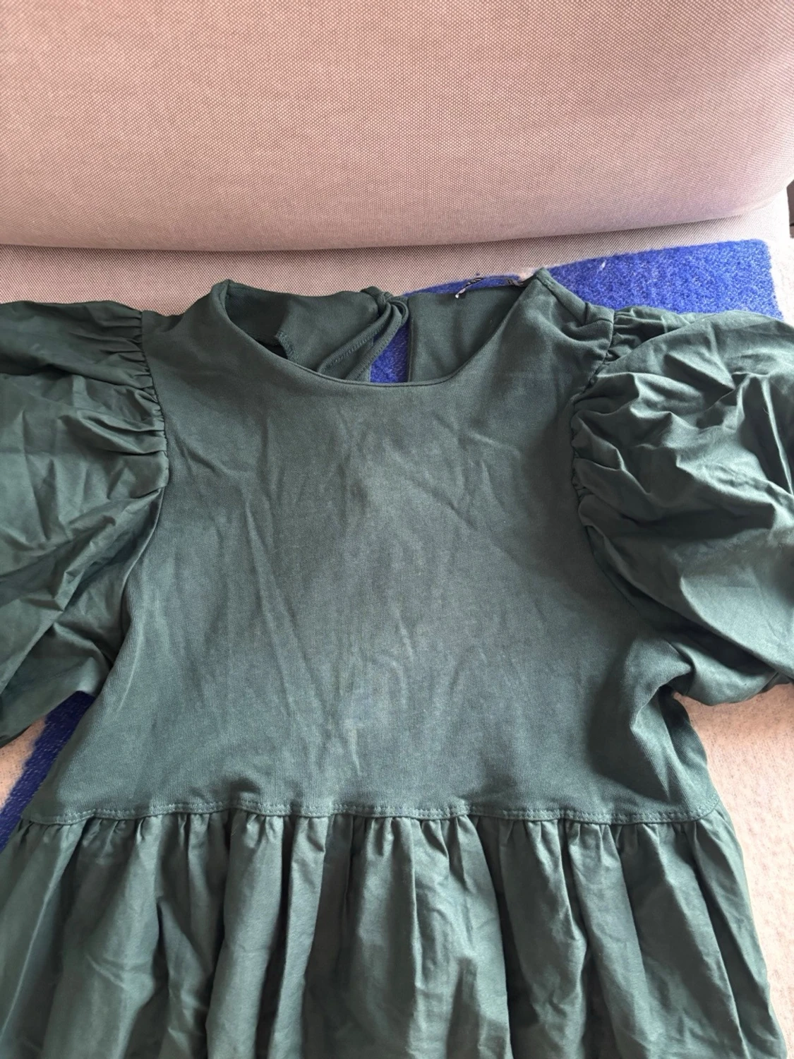 Mörkgrön volangklänning med puffärm - 3