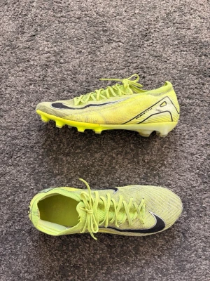 Nike mercurial vapor 16 elite AG - Säljer de här Nike mercurial vapor. De har AG dobbar för spel på konstgräs. De är använda men omhändertagna. Finns defekter(se bild). Skickas snabbt📦 .Ett par fina fotbollsskor till bra pris💚