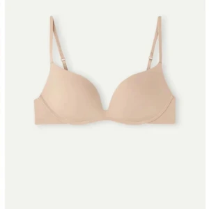 ✨Intimissimi bh✨ - Populära Gioia push up bhn från intimissimi!🤗 färgen ”mjuk beige” och storlek 75C💕 använd endast ett par gånger🫶
