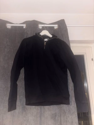 Svart hoodie med halv dragkedja - Half zip marine blå hoddie i nytt skick. Säljer för växt ur.