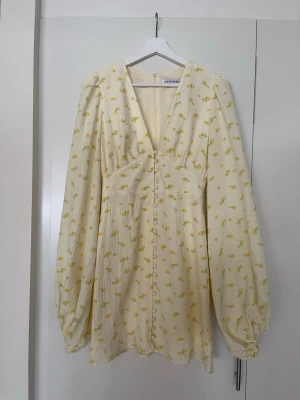 Adoore klänning - ”FLORENCE DRESS” från Adoore i ett superfint ljusgult mönster!! De två sista bilderna är lånade då. Klänningen är i superbra skick då jag bara använt den en gång, i storlek 34/XS 💛💛💛