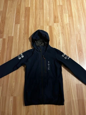 Sail racing jacka  - Mörkblå vindjacka från sail racing, skick 9/10, storlek XS. Den är i goretex så tål vatten Pris kan diskuteras, skriv för fler bilder