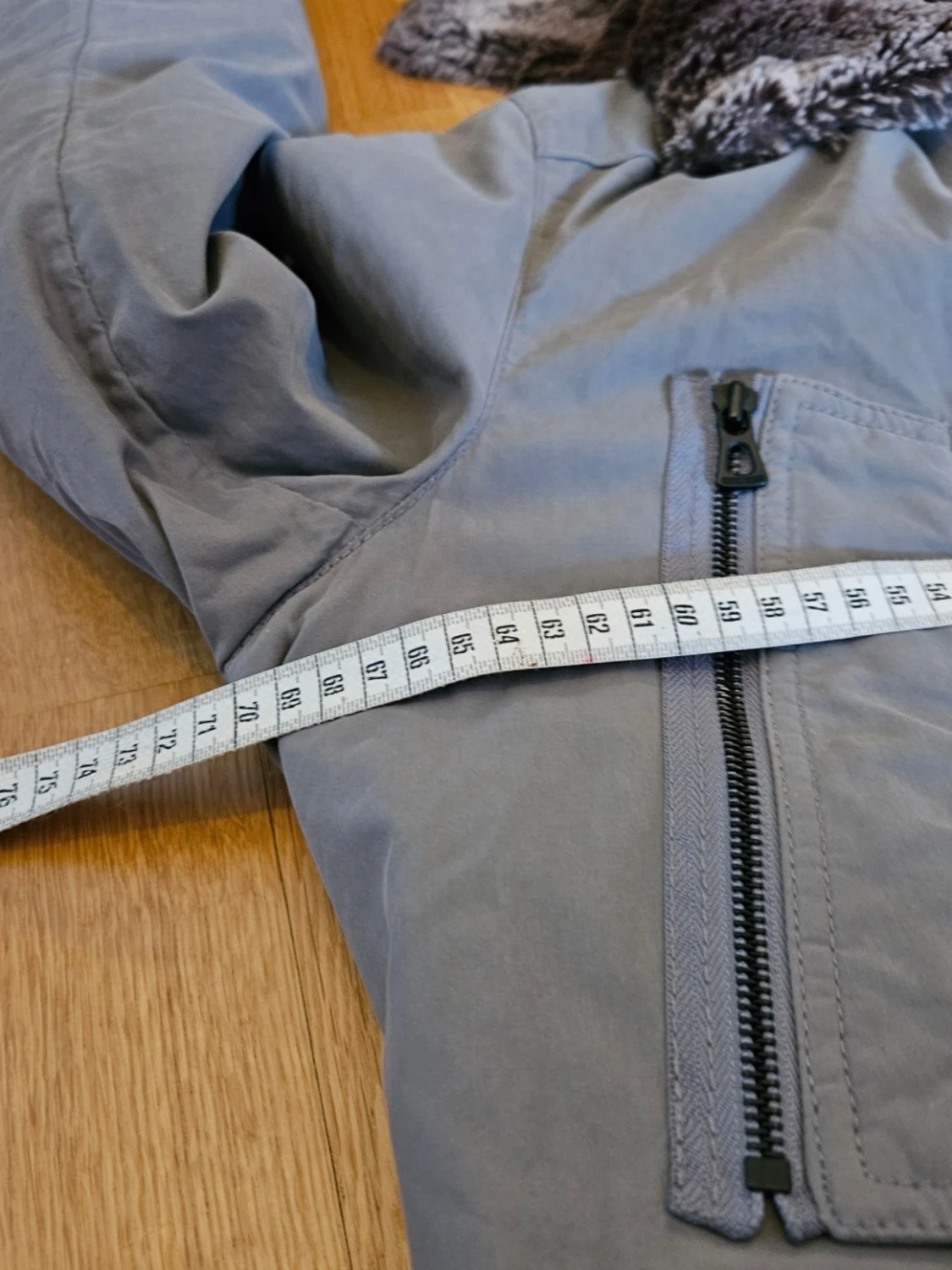 Beige parkas med fuskpäls - 5