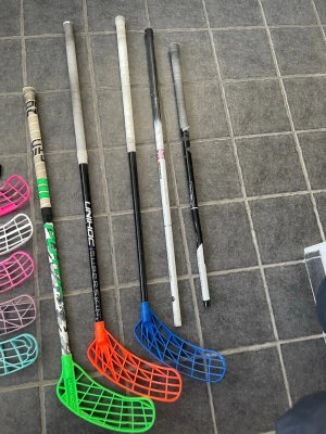 Innebandyklubbor och blad Unihoc - Säljer flera innebandyklubbor från Unihoc i svart, vitt och grönt med tillhörande blad i olika färger som rosa, blå, vit, lila och turkos. Perfekt för dig som vill mixa och matcha blad och klubbor. Materialet är plast och komposit.