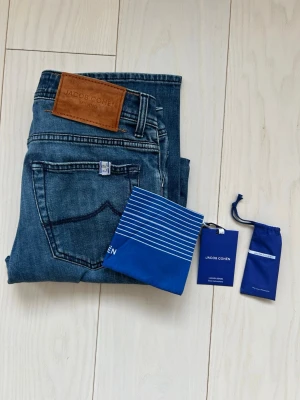 Jacob Cohen Jeans - Näst intill  oanvända cohen jeans . Str 32/32. Inga tecken på användning. Scarf och parfym inkluderat.