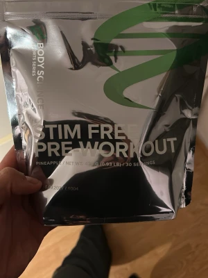 Stim Free Pre-Workout Ananas - Säljer denna pwo från mmsport då den inte kommer till användning. Använd 1 gång så nästan allt kvar, 