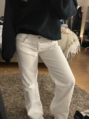 Vita raka jeans  - vita jeans med rak passform och låg midjal. Perfekta för en clean och stilren lock