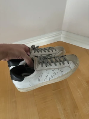 P448 skor 41 - Gryma populära P448 skor i storlek 41 säljes. Perfekta för den som vill ha ett par unika prisvärda skor till ett billigt pris med mocka detaljer! Använt men bra skick. Nypris på närmare 3000 kr så kap!