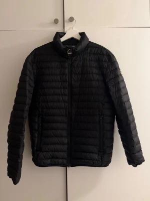 Colmar Lightweight Down Jacket - Säljer här en Colmar Lightwight Down Jacket i size 48 (motsvarighet S/M). Nypris: 3999kr. Mitt pris: 800kr.
