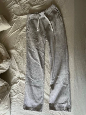 Russemerch mjukis byxor - Mjukis från russemerch. Storlek xs men krympt lite i tvätten så skulle säga mer xxs/xs. Fläckar som jag inte provat få bort finns 