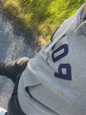 Ralph lauren hoodie - En riktigt fet ralph lauren hoodie, bra skick och bra kvalitet, riktigt schysst nu inför vintern. Säljer för 875 och ny ligger på 1900. Använt några gånger bara