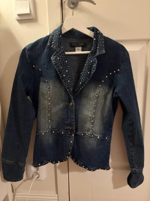 Jeansjacka - Figursydd jeansjacka med detaljer