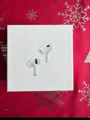 Apple AirPods Pro 3 - Säljer ett par vita Apple AirPods Pro 3. Oöppnade. Pris kan diskuteras.