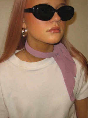 Dust Rose Scarf - Snygg rosa scarf🩷 Storleken är 55x55 (cm). Skitsnygg och tidlös detalj som piffar upp en outfit både till vardags och på fest!! Går att bära i t.ex. håret, på väskan eller runt halsen. Scarfen är handgjord och lokaltillverkad av återbrukade tyger vilket gör den miljövänlig.