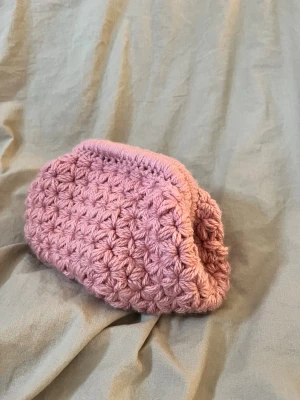 Liten clutch-väska - Handgjord liten clutch-väska.  Du får själv välja mönster antingen blommigt, bubbligt eller rakt. Sen får fam även välja färg själv.💘 Måttet på väskan är 15x15cm på breddeb och 13 cm hög.